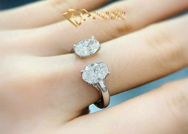 Xu hướng kim cương gần không màu (D–F) tiếp tục chiếm ưu thế trong nhẫn cưới để tôn lên vẻ tinh khôi và sang trọng.
