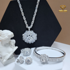 chon-trang-suc-dau-tu-cam-xuc-cho-nam-moi