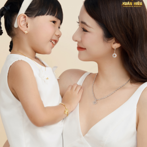 nen-mua-trang-suc-the-nao-phu-hop-de-tang-con